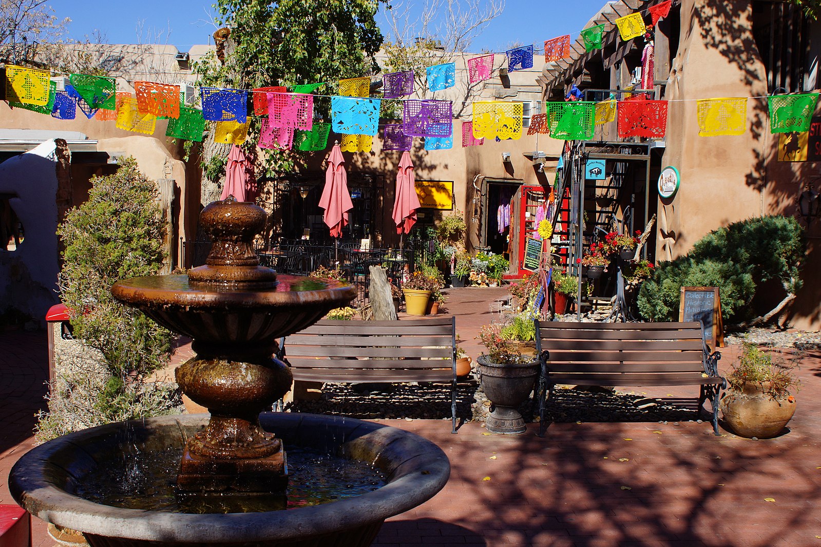 1599px-2013,_Poco_a_Poco_Patio,_Old_Town_Albuquerque_-_panoramio